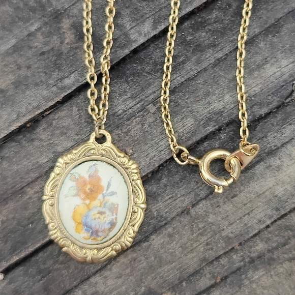 Vintage Gold Framed Animal Pendant Necklace - Picture 5 of 8